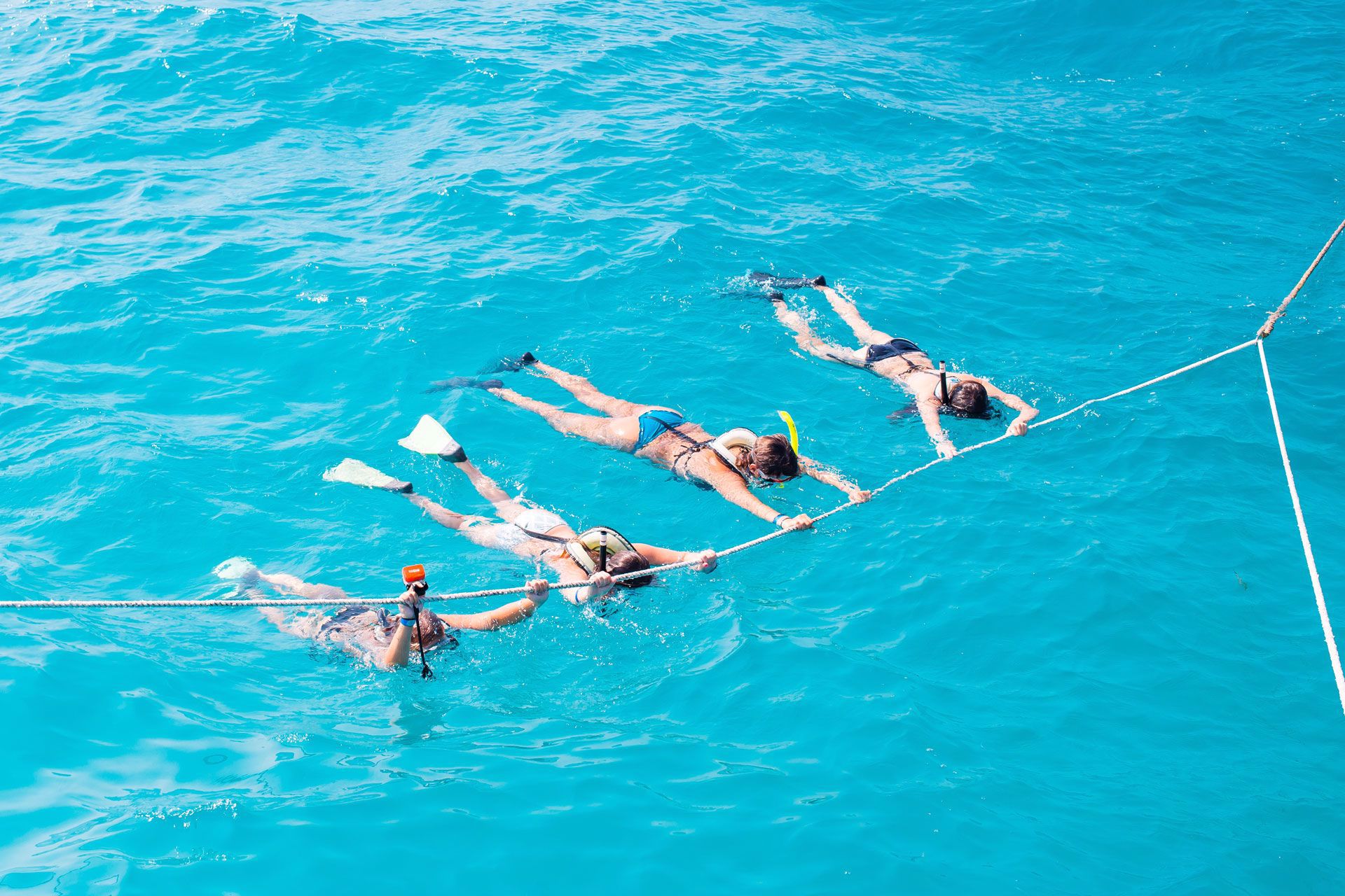 Safety line behind for inexperienced swimmers
